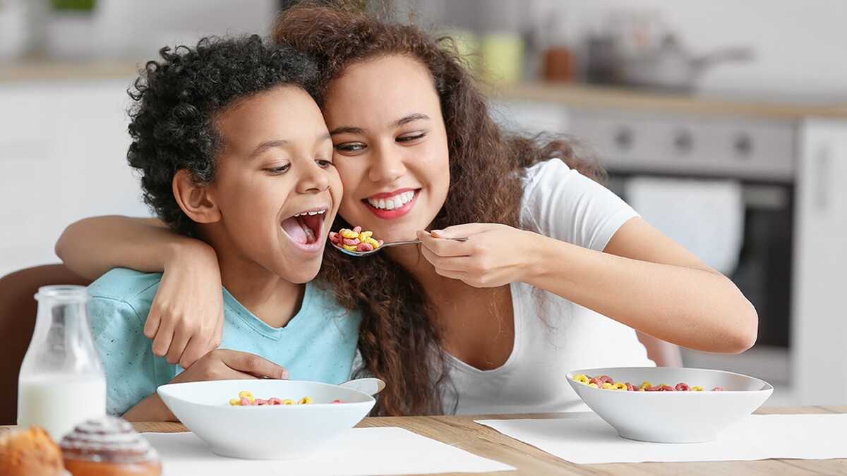 Enfant en train de manger